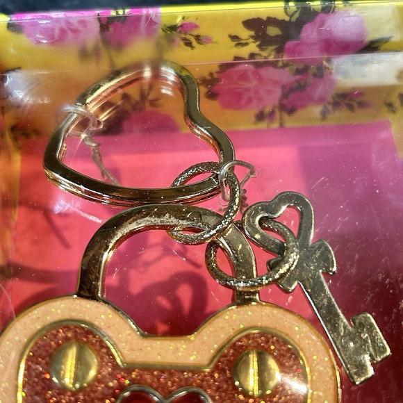 Vtg Betsey Johnson Y2K‎ Pink Glitter Enamel Heart Lock Gold Tone Key Fob NEW - Picture 4 of 9